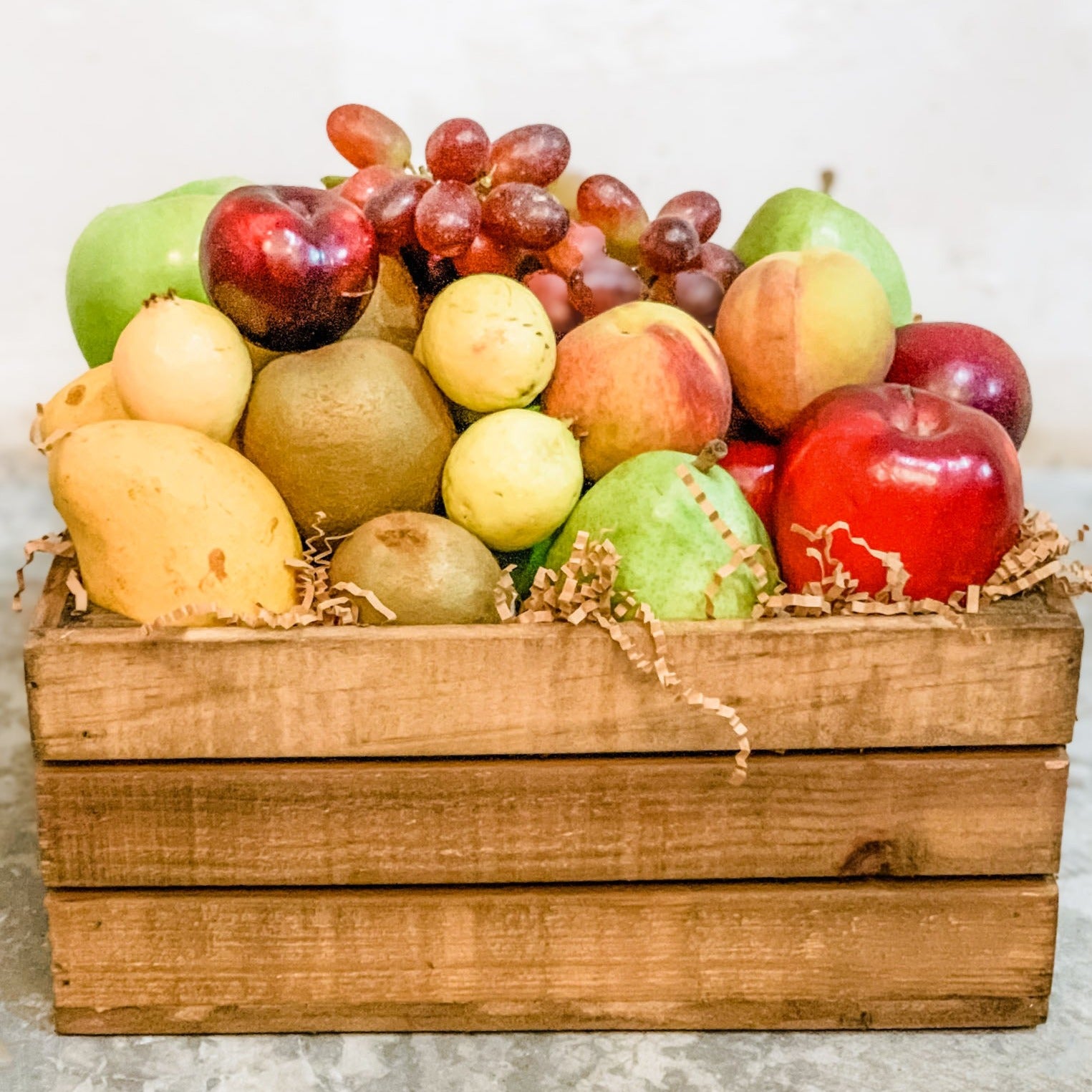 Huacal de madera con fruta